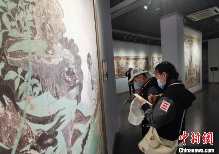 圖為學(xué)生參觀敦煌藝術(shù)館。(資料圖) 蘭州大學(xué)附屬學(xué)校供圖