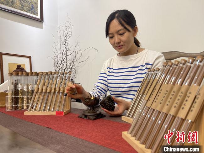 圖為魯雯展示燃香禮儀?！「攥?攝