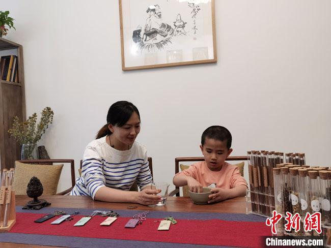 圖為魯雯為小學(xué)員授課和培訓(xùn)?！●T志軍 攝