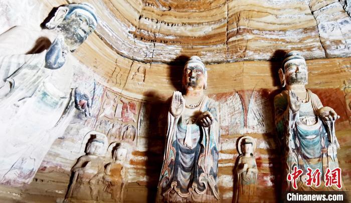 北石窟寺窟內(nèi)造像因受水顯得斑駁?！“瑧c龍 攝