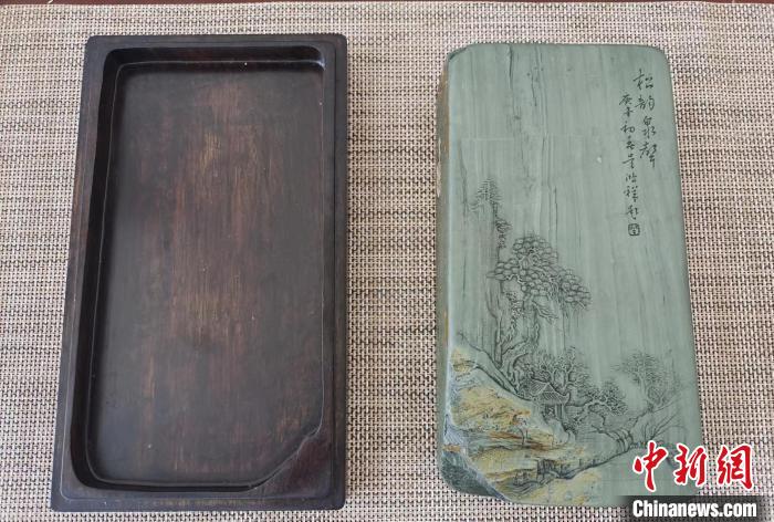 圖為甘肅甘南州洮硯藝人為提升洮硯文化內(nèi)涵，制作“一盒一拓”成品展示。(資料圖) 張婧 攝