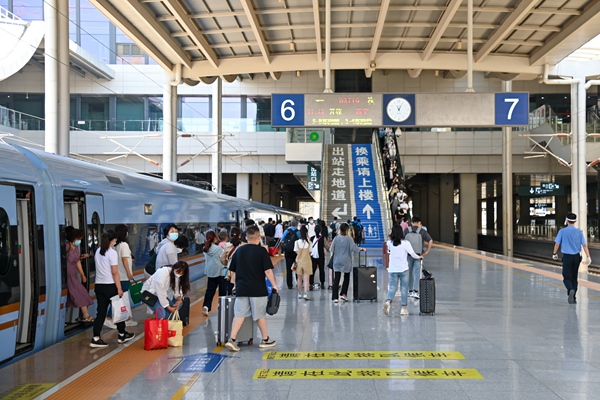 暑運大幕開啟。蘭州鐵路局供圖