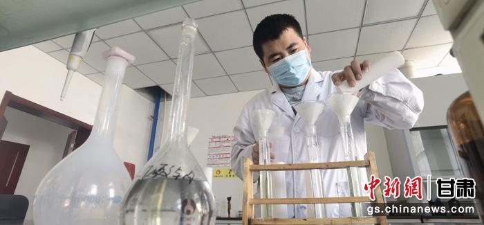 圖為甘肅科技集團(tuán)化工研究院有限責(zé)任公司工作人員正在做實(shí)驗(yàn)。魏建軍 攝