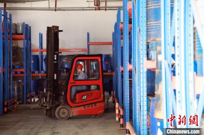 圖為甘肅省危險廢物處置中心危險廢物儲存庫?！∥航ㄜ?攝