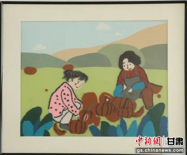 嘉峪關(guān)市新城鎮(zhèn)新城村農(nóng)業(yè)產(chǎn)業(yè)園區(qū)內(nèi)，母女兩人在摘南瓜。刺繡 馬艾米乃 繡稿 敬紅霞