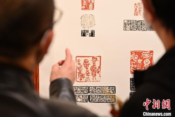 圖為甘肅蘭州，參展作品吸引參觀者。 中新社記者 李亞龍 攝