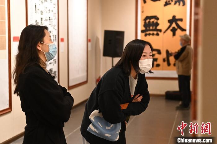 圖為甘肅蘭州，參展書法作品吸引參觀者。 中新社記者 李亞龍 攝