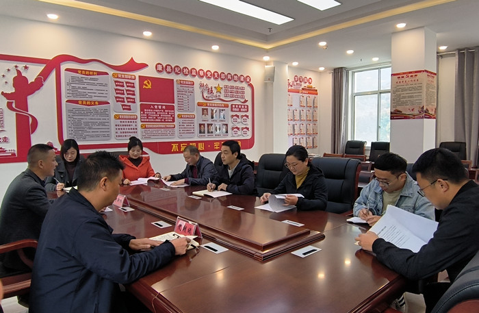 10月19日，康縣紀(jì)委監(jiān)委組織部分班子成員，辦公室、信訪室、案管室、審理室、紀(jì)檢監(jiān)察室等相關(guān)工作人員開展黨的二十大報(bào)告專題討論。.jpg