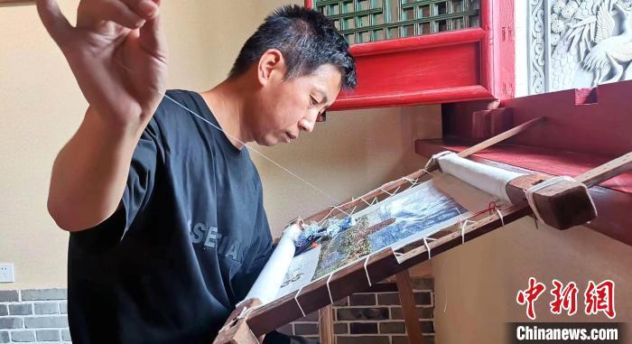 圖為甘肅天水市武山刺繡非遺代表性傳承人劉云帆專心刺繡。(資料圖) 甘肅省非遺保護(hù)中心供圖
