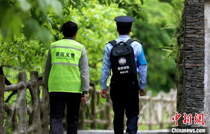 圖為民警背警務小包在轄區(qū)景區(qū)開展工作。(資料圖) 甘肅省公安廳供圖