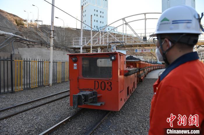 圖為工作人員正在觀察車輛運行情況?！±顏嘄?攝