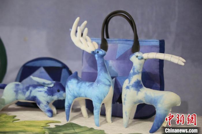 圖為許靜的非遺文創(chuàng)作品。(資料圖) 甘肅省非遺保護(hù)中心供圖