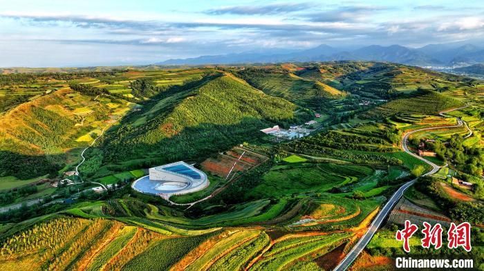 航拍視角下的樺林古動物化石埋藏原址館。該館位于臨夏州和政縣。(資料圖) 和政宣傳部供圖
