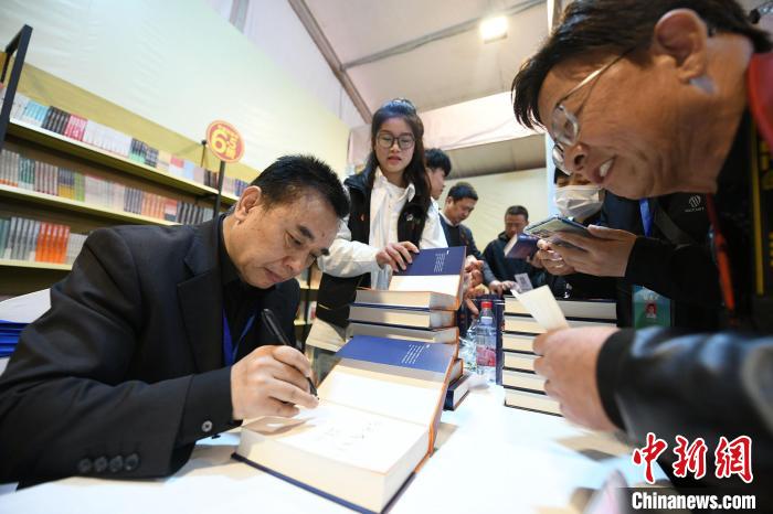 圖為作家王躍文現(xiàn)場簽名售書。　梁照曾 攝