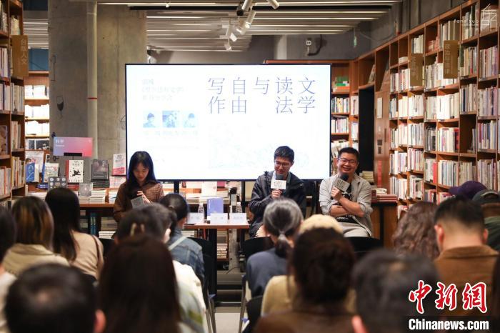 《至少還有文學(xué)》推出：在今天，我們?yōu)槭裁催€需要文學(xué)？