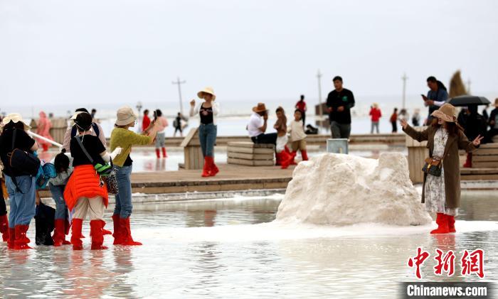 圖為游客在茶卡鹽湖拍照?！⊙Φ?攝