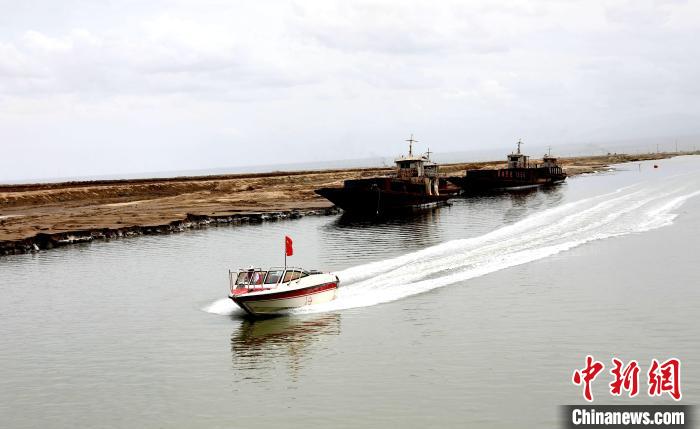 圖為茶卡鹽湖?！⊙Φ?攝