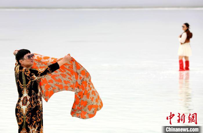 圖為游客在茶卡鹽湖拍照?！⊙Φ?攝