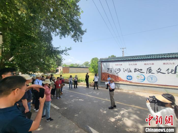 圖為中國(guó)地質(zhì)大學(xué)(北京)教授張緒教介紹村落情況?！『衍?攝