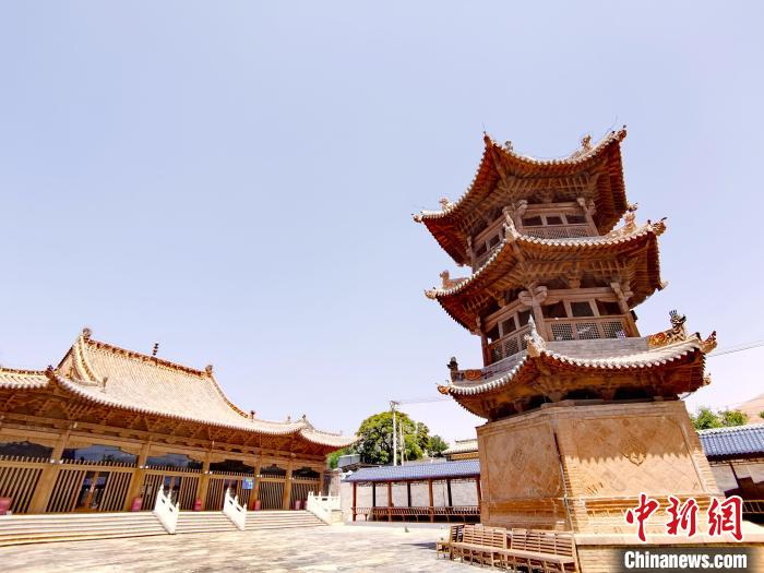 圖為阿河灘清真寺局部?！?zhí)砀?攝