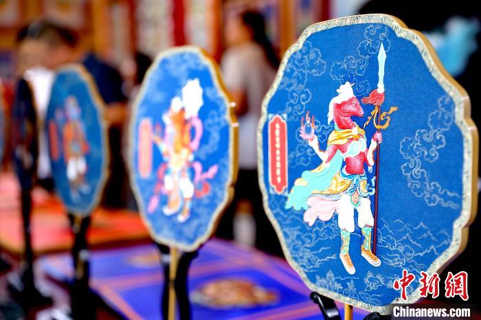 圖為唐卡延伸產(chǎn)品?！⊙Φ?攝