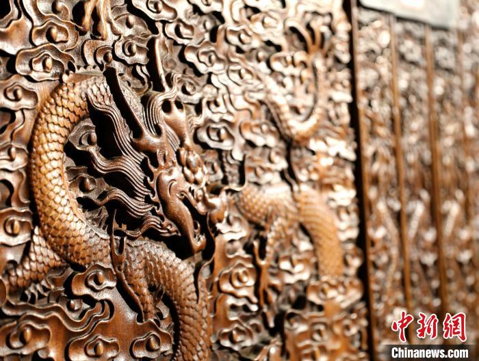 圖為青海永錄民俗博物館內(nèi)珍藏的中式家具細(xì)節(jié)展示?！⊙Φ?攝