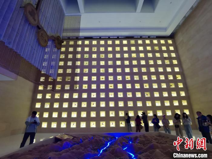 圖為河湟文化博物館序廳的左右彩陶墻放置的374件彩陶?！?zhí)砀?攝