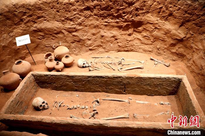 圖為河湟文化博物館復制展陳的墓葬及其彩陶陪葬品?！⊙Φ?攝