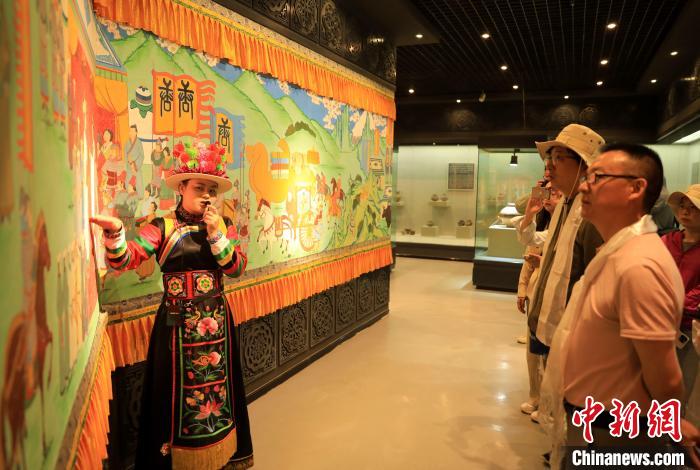 圖為媒體記者了解土族文化?！⊙Φ?攝