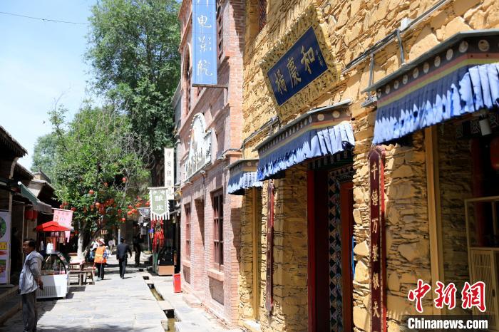 圖為平安驛·河湟民俗文化體驗地的門店。　薛蒂 攝