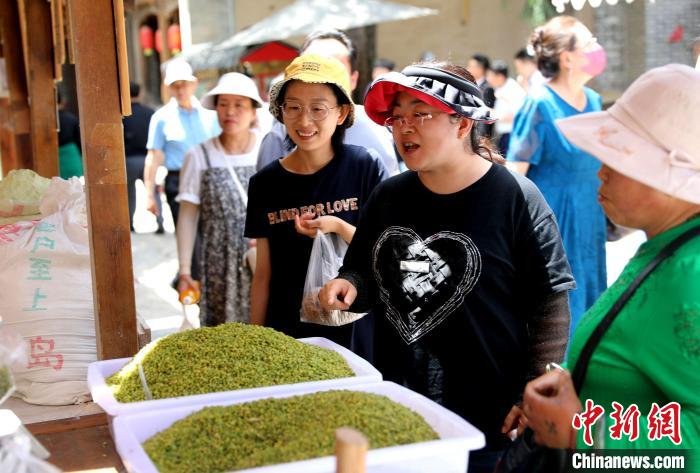 圖為民眾購買青海特色小吃。　薛蒂 攝