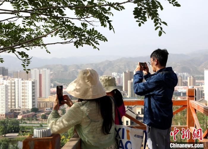 圖為媒體記者登頂朝陽山?！⊙Φ?攝