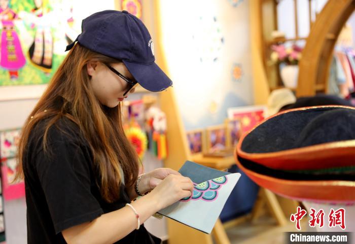 圖為民眾體驗(yàn)國(guó)家級(jí)非遺項(xiàng)目盤(pán)繡技藝?！⊙Φ?攝