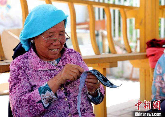 圖為繡娘在土族盤(pán)繡園內(nèi)制作盤(pán)繡。　薛蒂 攝