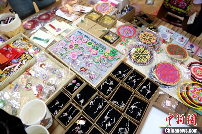 圖為盤(pán)繡作品?！⊙Φ?攝