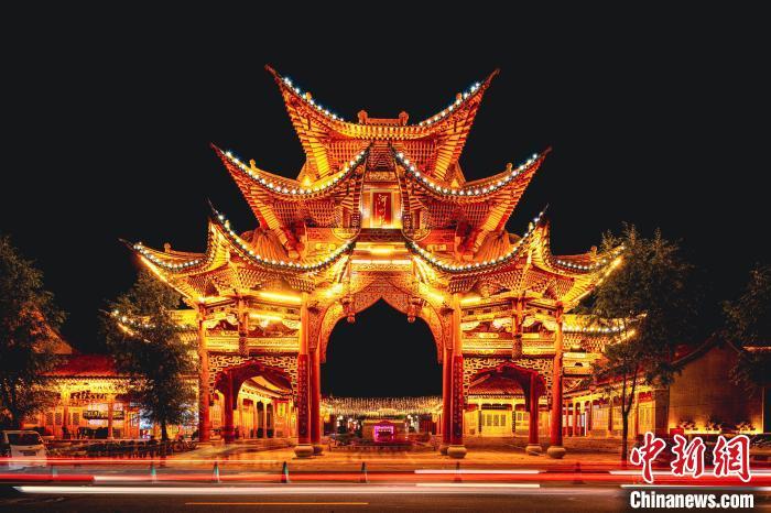 夜幕下的臨夏縣河州苑。夏雨 攝