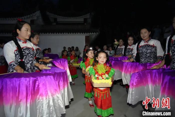 甘肅省西和縣姜席鎮(zhèn)晚霞湖畔，當(dāng)?shù)孛耖g舉行盛大的乞巧儀式。魏朵朵 攝