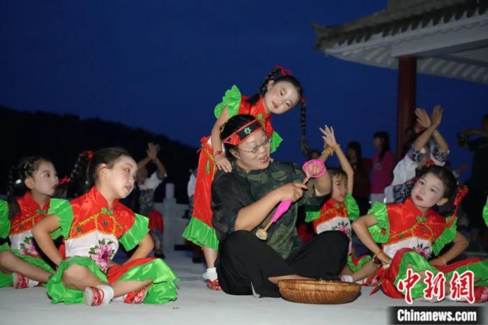 甘肅省西和縣小朋友們迎接“巧娘娘”。魏朵朵 攝