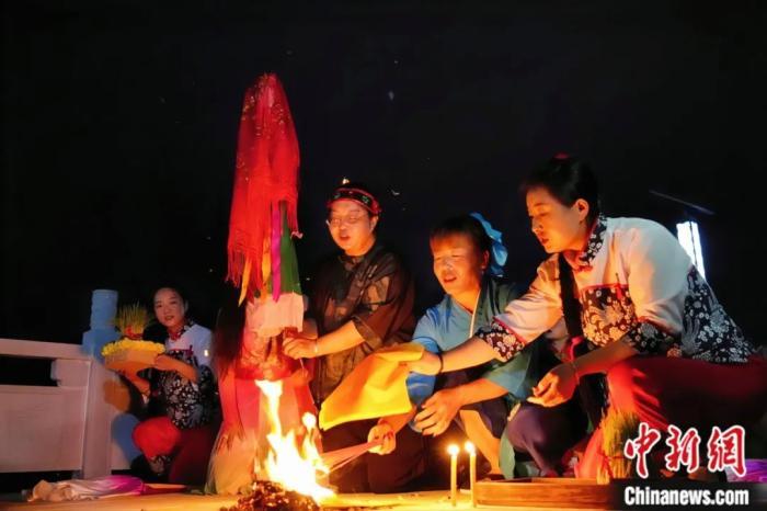 持續(xù)七天八夜的乞巧節(jié)正在西漢水上游的甘肅省西和縣進(jìn)行。西和縣姜席鎮(zhèn)晚霞湖畔，民眾“巧頭”點(diǎn)蠟、炷香、焚裱紙、跪拜，準(zhǔn)備將“巧娘娘”請(qǐng)進(jìn)院。魏朵朵 攝