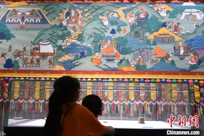8月20日，兩名小觀眾參觀大型歷史題材卷軸唐卡“涼州會盟”?！〈魑牟?攝