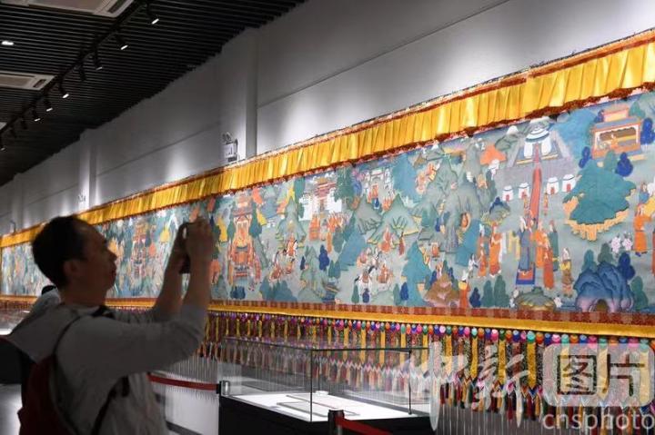 圖為觀眾觀看唐卡《涼州會盟》。 中新社記者 戴文昌 攝