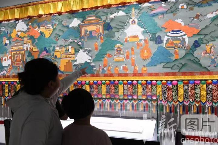 圖為觀眾觀看唐卡《涼州會盟》。 中新社記者 戴文昌 攝