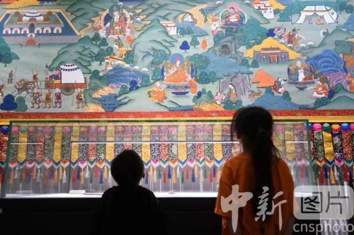 圖為觀眾參觀唐卡《涼州會盟》。 中新社記者 戴文昌 攝