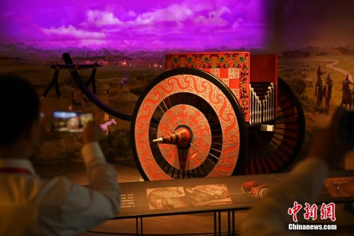 8月16日，甘肅省天水市張家川回族自治縣馬家塬車輿博物館內(nèi)，游客拍攝等比例的戰(zhàn)國(guó)西戎車輿復(fù)制品。