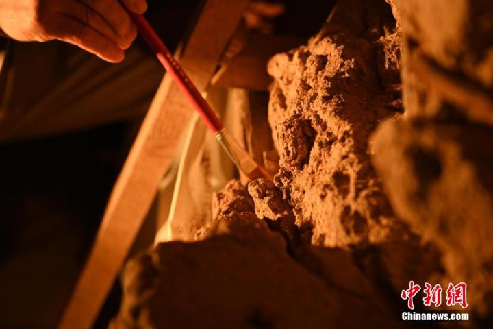 8月25日，文物修復(fù)師牟常有進行文物修復(fù)工作。