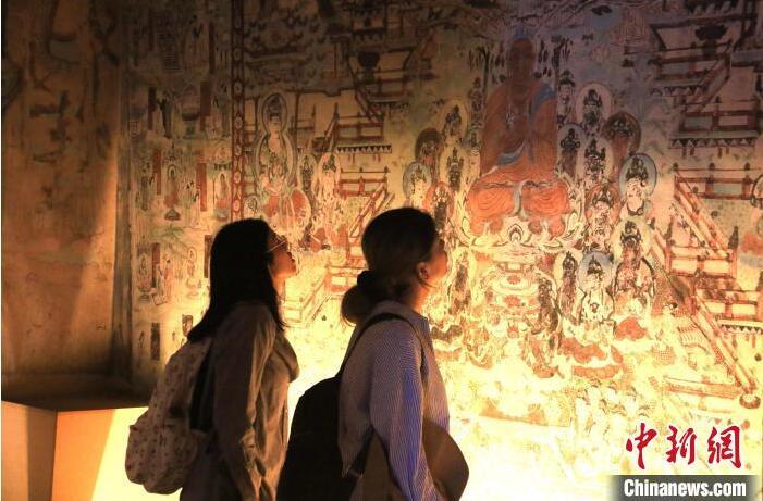 2023年8月27日，游客在甘肅省敦煌市博物館參觀文物展。張曉亮 攝(資料圖)