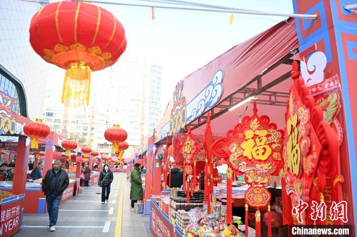 1月30日，蘭州街頭琳瑯滿目的年貨吸引顧客選購。九美旦增 攝</p><p>