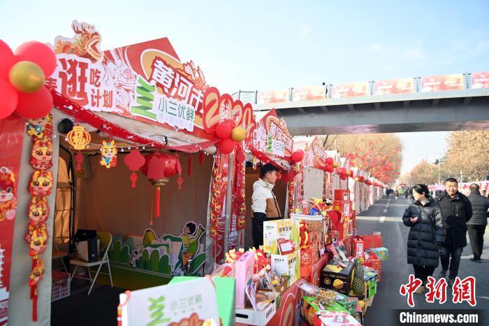 1月30日，蘭州黃河畔的年貨集市吸引顧客選購年貨。九美旦增 攝</p><p>