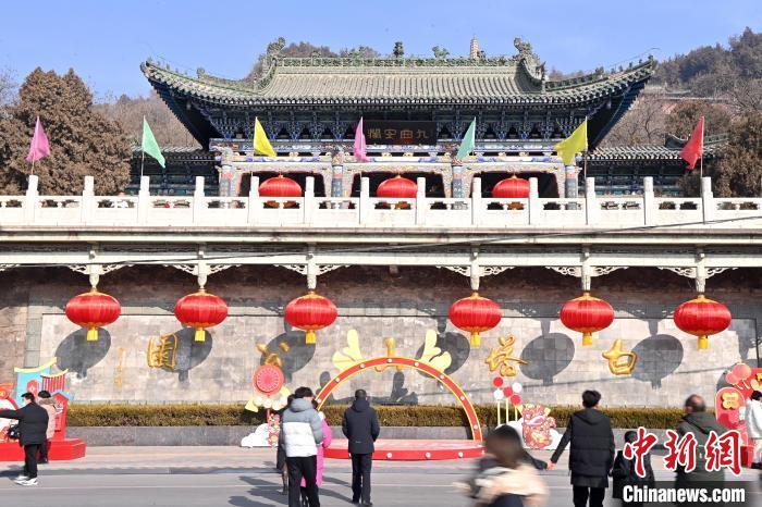 1月30日，裝扮一新的蘭州白塔山公園節(jié)日氛圍濃厚。九美旦增 攝</p><p>