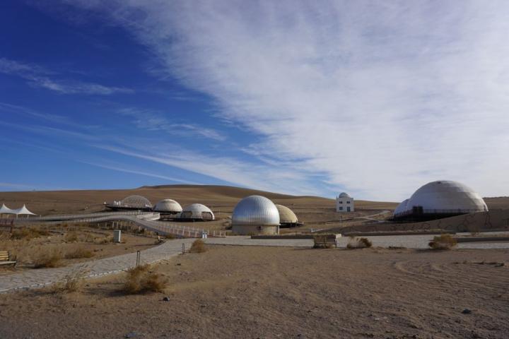 2023年11月28日拍攝的甘肅省武威市民勤縣“摘星小鎮(zhèn)”一角。新華社記者 賈釗 攝